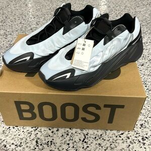 Yeezy Boost 700 MNVN